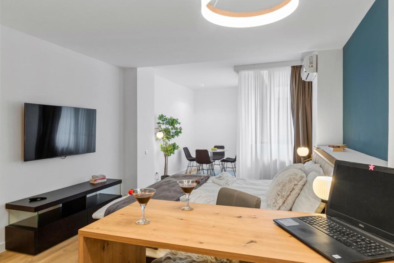 Apartament Uni88 *